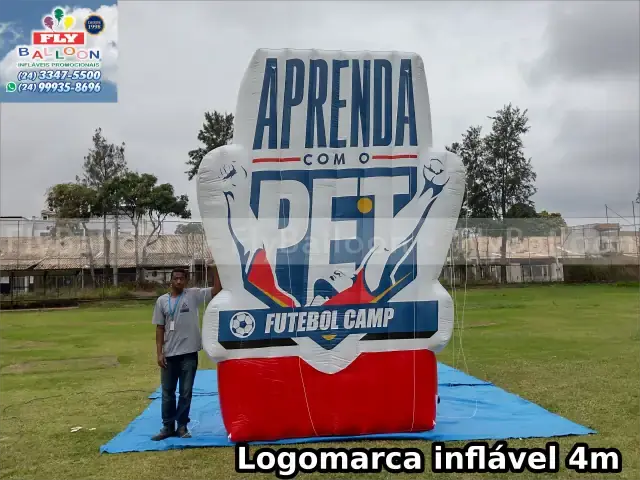 Logomarca inflável gigante promocional para Aprenda com o Pet Futebol Camp